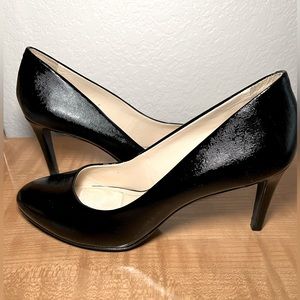 Textured patent leather pumps